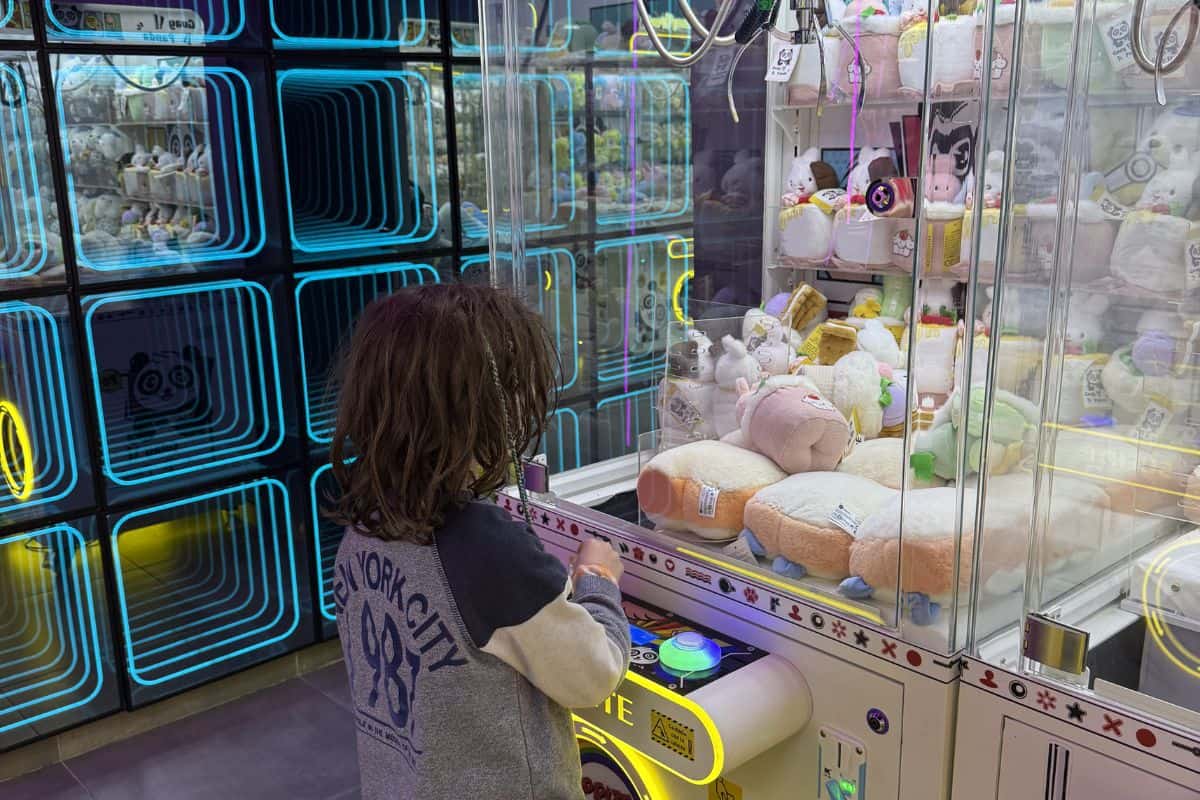 Kid playing the machines in Guay Panda in Madrid