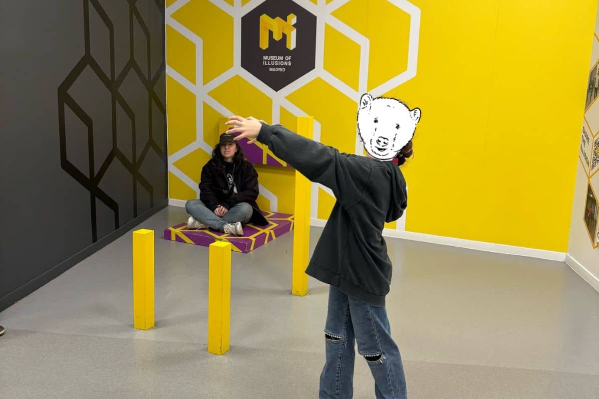 Two people at the Museo de Ilusiones in Madrid