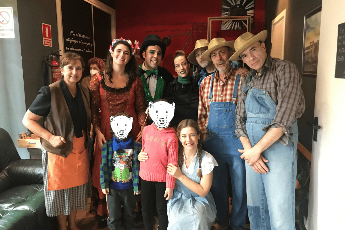 Kids with the case of Wizard of Oz at Teatro Teseo in Madrid
