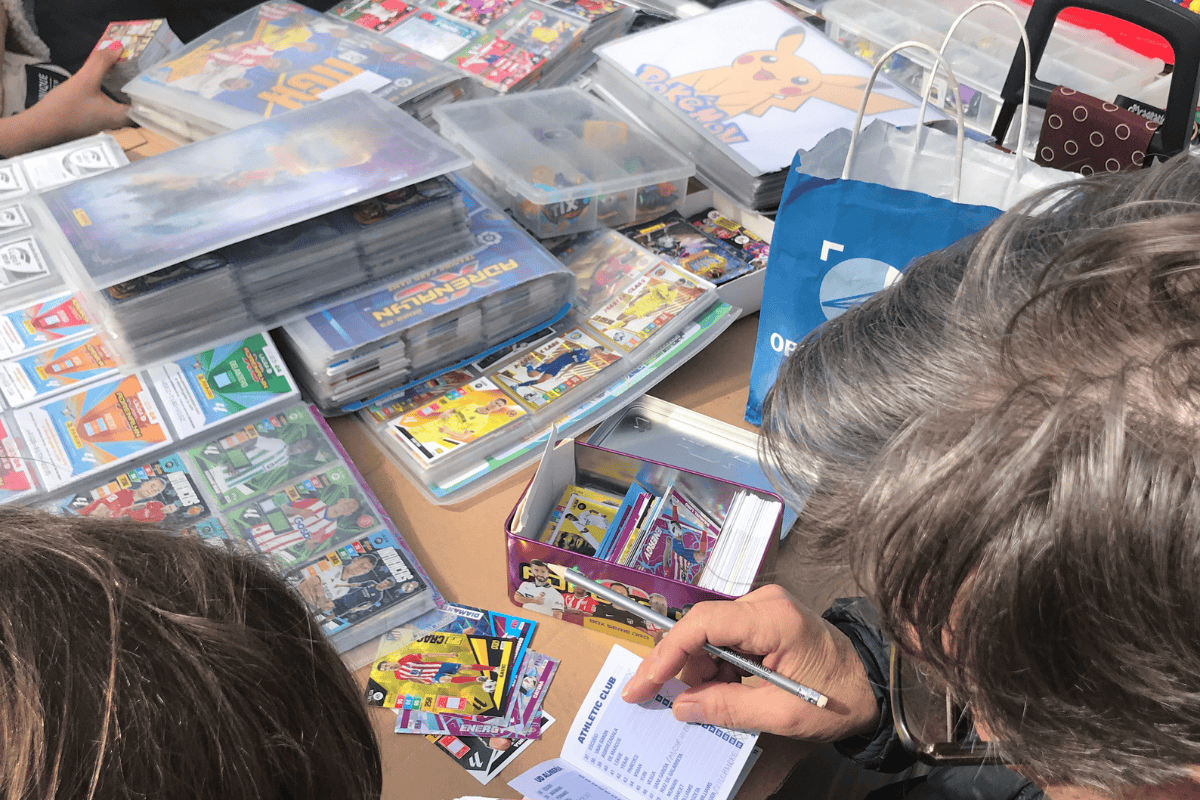 Kids looking at cards in Plaza Quintana