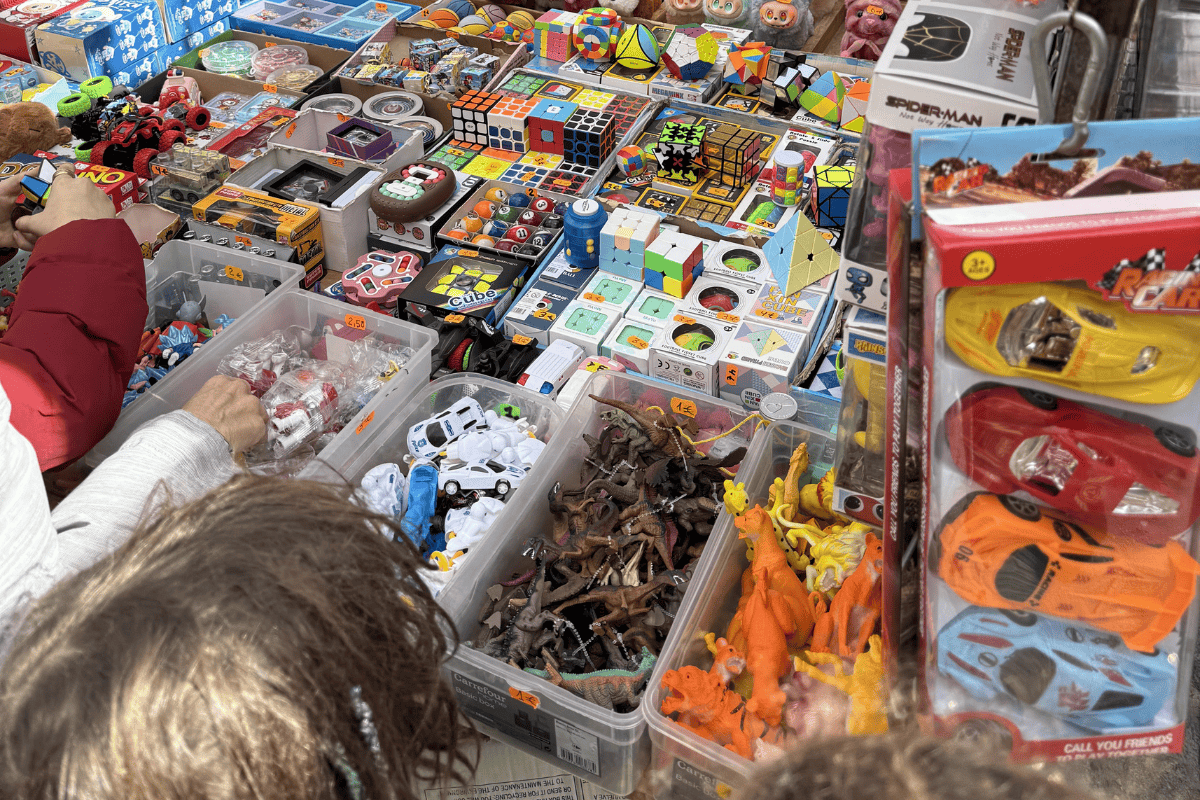 Kid looking at a toy stall at the Rastro