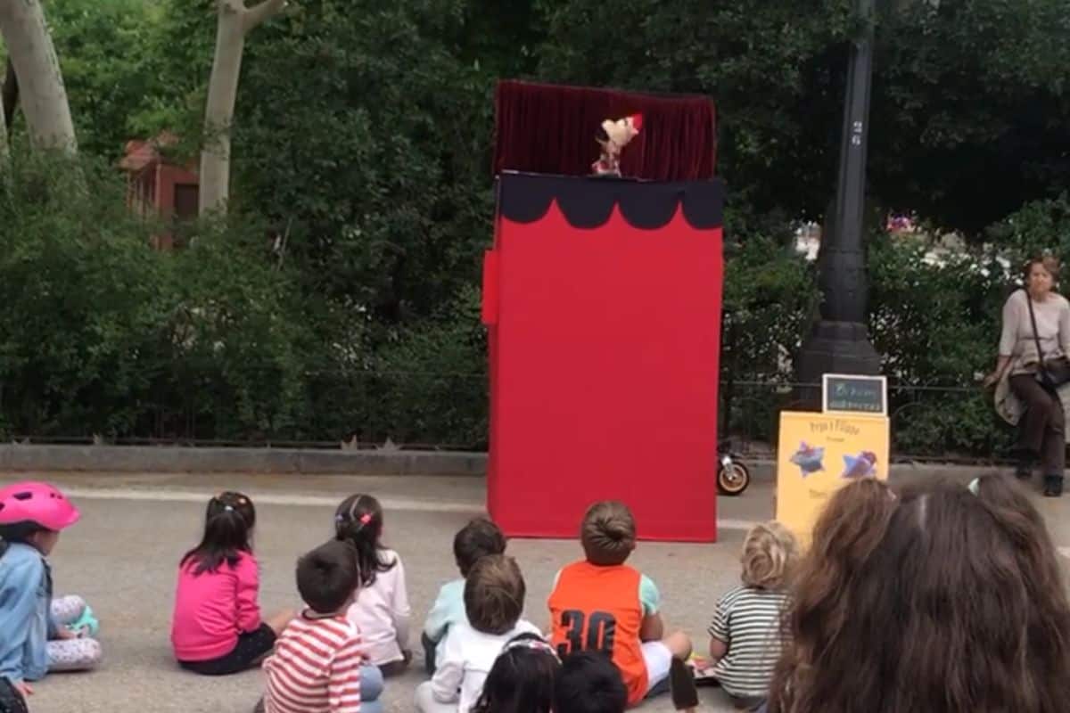 Kids watching a puppet show in Retiro, Madrid