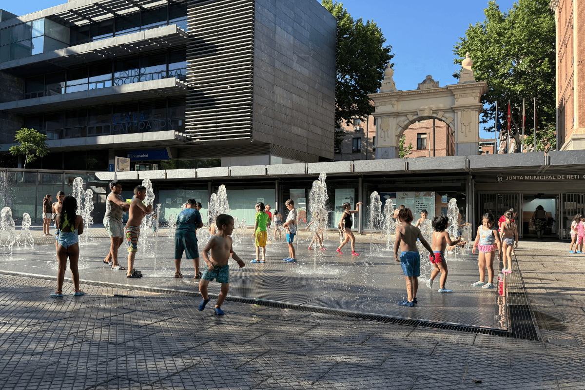 Kids playing in the splashpad in Pacifico in Madrid