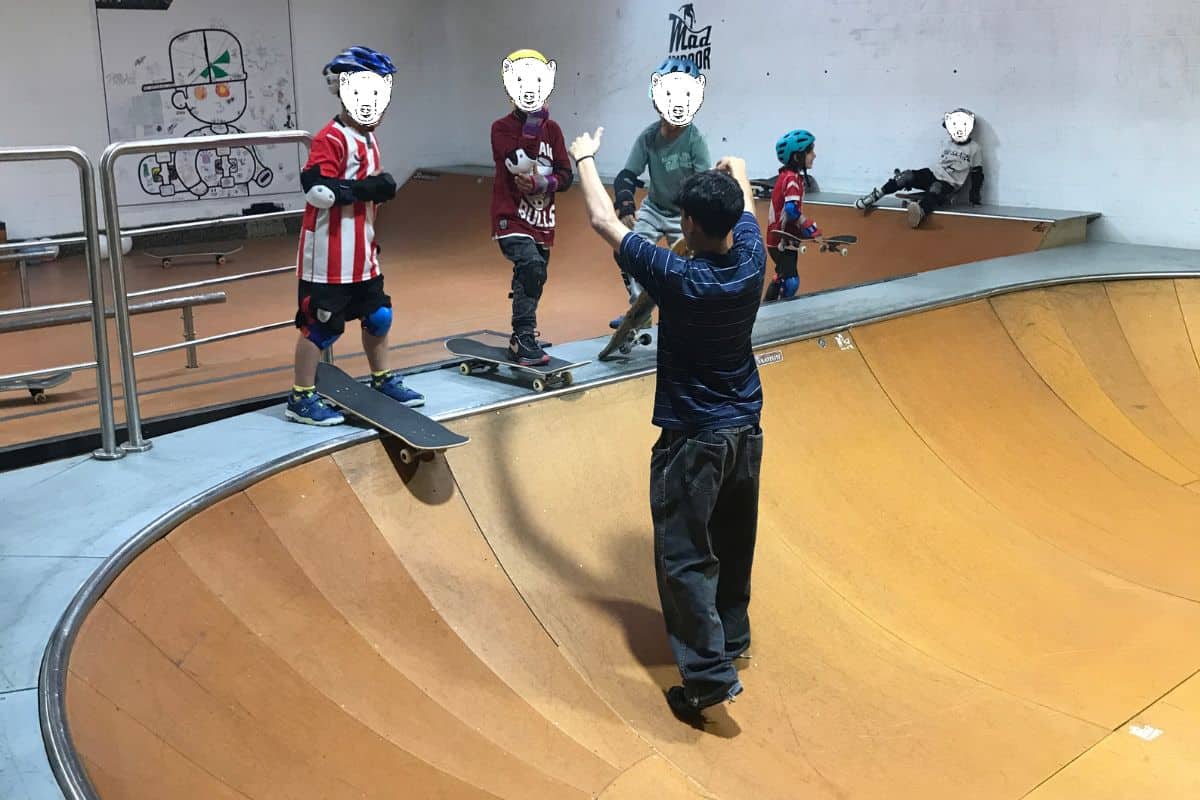 Kids taking a skateboarding class at MadRamps