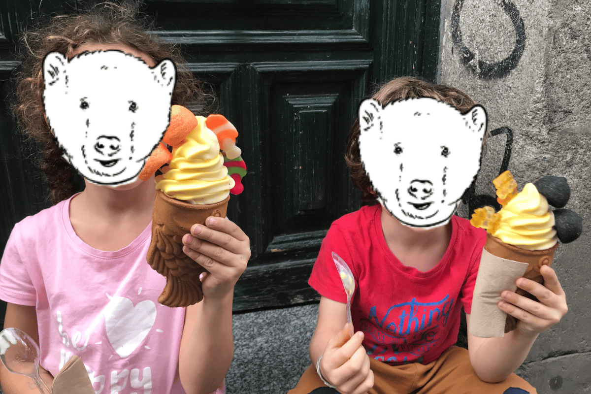 Kids with 2 ice cream cones from La Pecera in Madrid