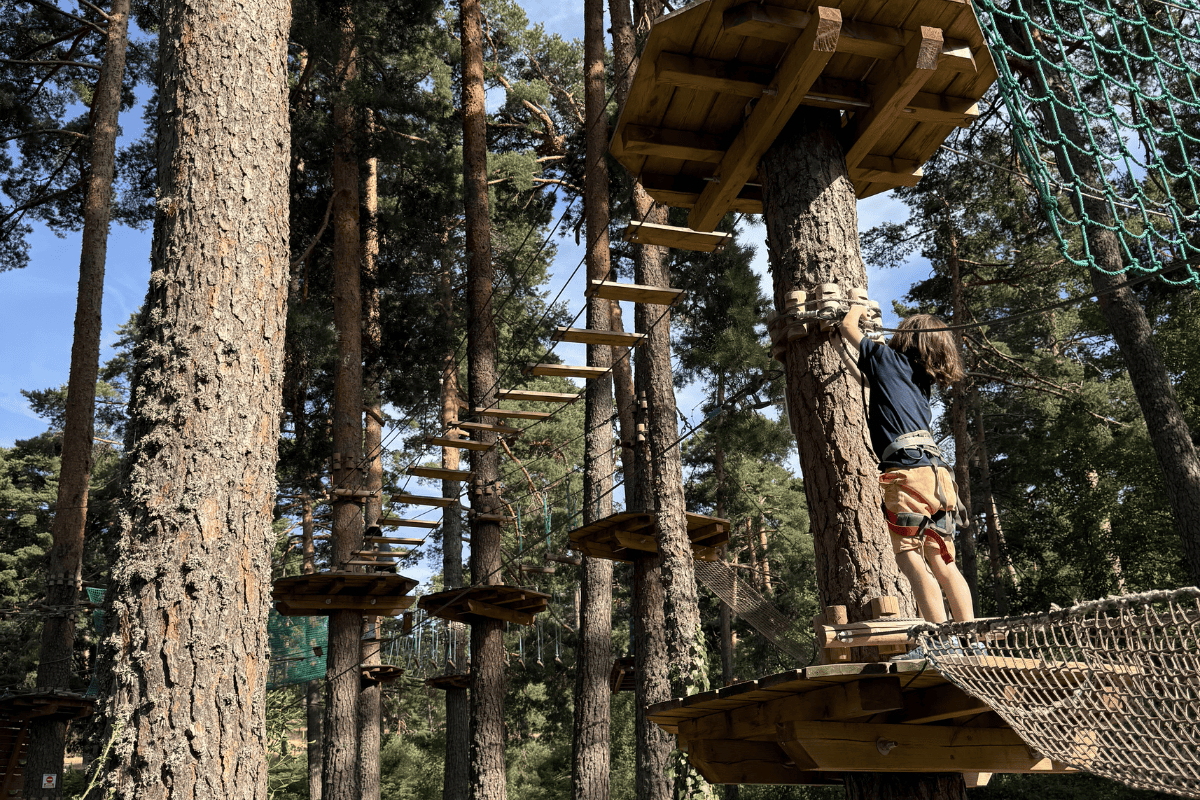Child climbing at De Pino a Pino